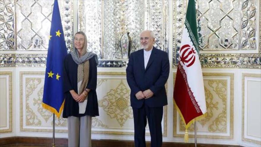 La jefa de la Diplomacia europea, Federica Mogherini, y el canciller iraní, Mohamad Yavad Zarif, 5 de agosto de 2017.