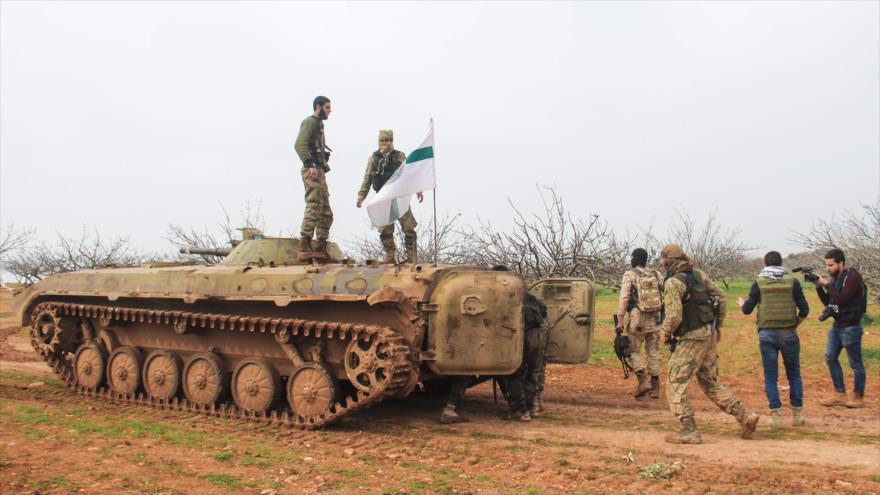 Un tanque del grupo terrorista Hayat Tahrir Al-Sham (HTS) en Hama, en el centro de Siria.