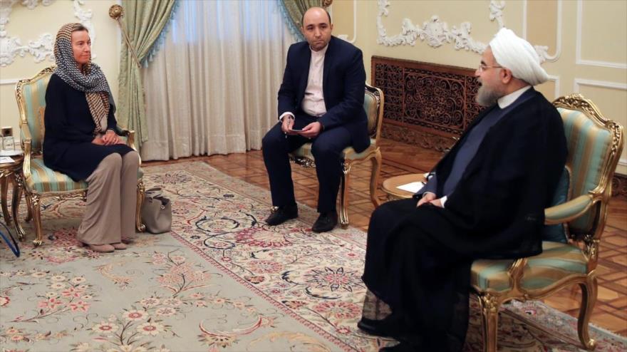 Hasan Rohani, presidente de Irán, recibe a la jefa de política exterior de la UE, Federica Mogherini, en Teherán, capital iraní, 5 de agosto de 2017.