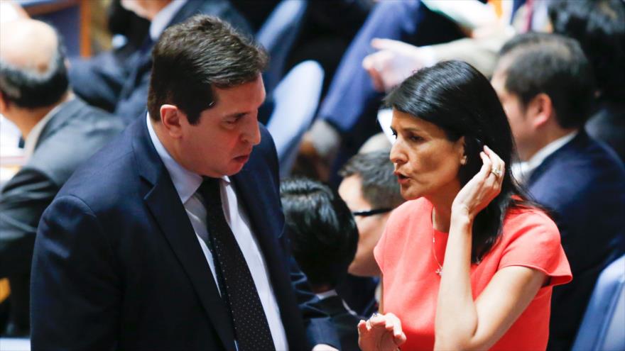 La embajadora de EE.UU. ante la ONU. 
(dcha.) y su homólogo ruso, tras la votación para imponer sanciones contra Corea del Norte, 5 de agosto de 2017.