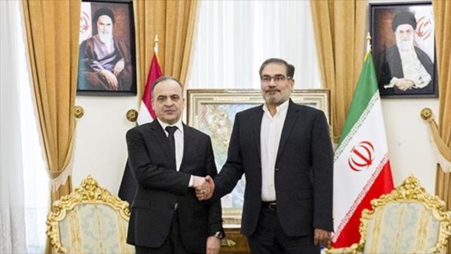 El secretario del Consejo Supremo de Seguridad Nacional de Irán, Ali Shamjani, (dcha.) se reúne con el premier sirio, en Teherán, 6 de agosto de 2017.