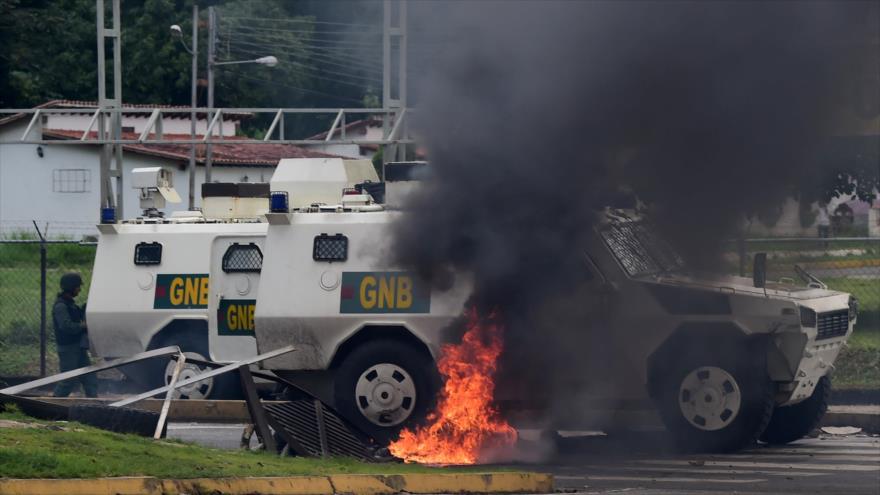 Los manifestantes antigubernamentales y miembros de la Guardia Nacional se enfrentan en la tercera ciudad venezolana, Valencia, 6 de agosto de 2017.