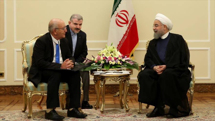 El presidente iraní, Hasan Rohani (dcha.), y el vicepresidente cubano, Ulises Rosales del Toro, se reúnen en Teherán, 6 de agosto de 2017.