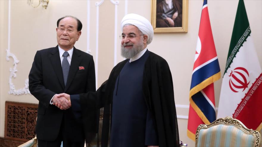 El presidente iraní, Hasan Rohani (dcha.), y el presidente del Parlamento norcoreano, Kim Yong Nam, se reúnen en Teherán, 6 de agosto de 2017.