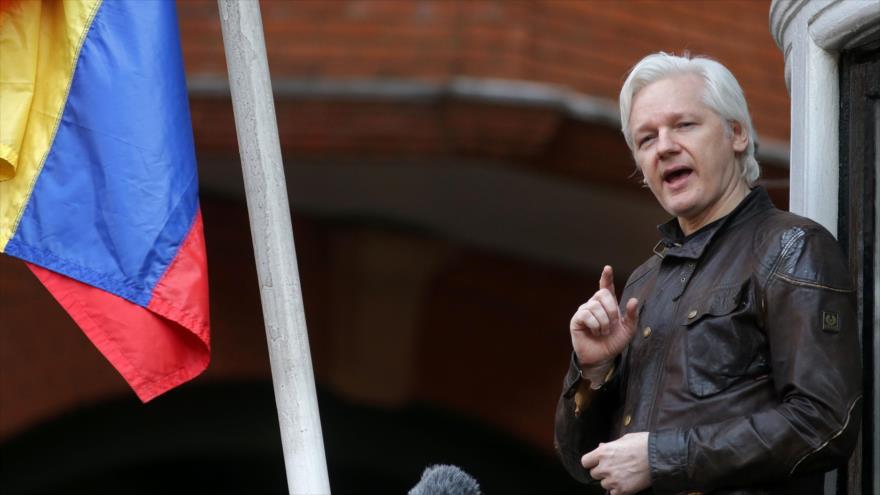 El fundador de Wikileaks, Julian Assange, en el balcón de la embajada de Ecuador en Londres, 19 de mayo de 2017.