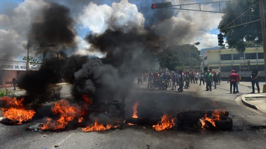 Manifestantes opositores en una protesta en la tercera ciudad venezolana, Valencia, 6 de agosto de 2017.