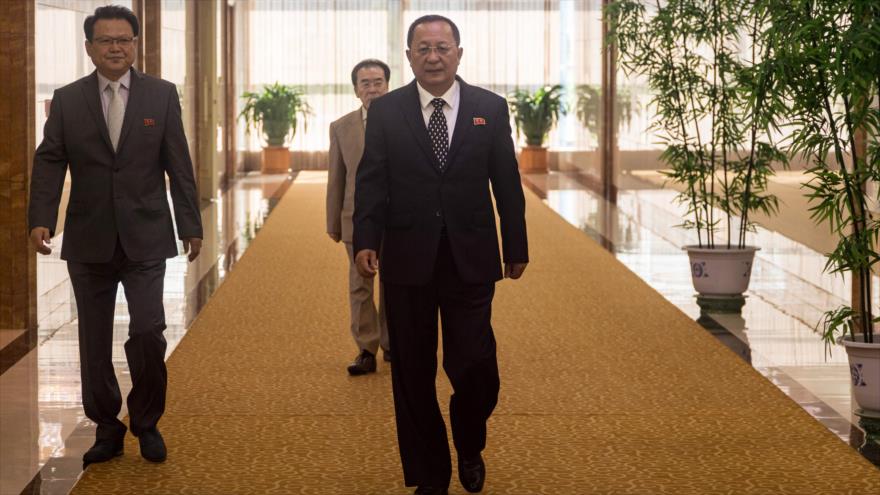 Ri Yong-ho, ministro de Asuntos Exteriores norcoreano, al inicio de su viaje para participar en la Cumbre de Asia Oriental, 5 de agosto de 2017.
