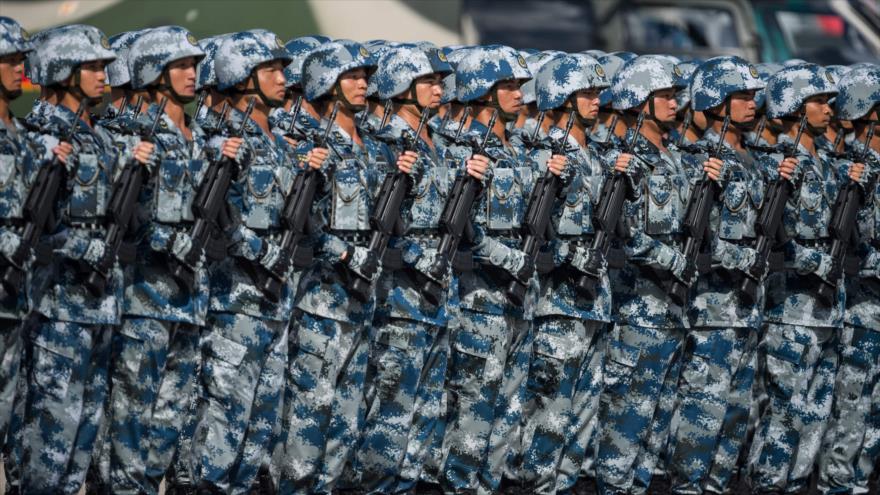 Los soldados del Ejército chino se preparan para la llegada del presidente del gigante asiático, Xi Jinping, a un cuartel en Hong Kong, el 30 de junio de 2017.