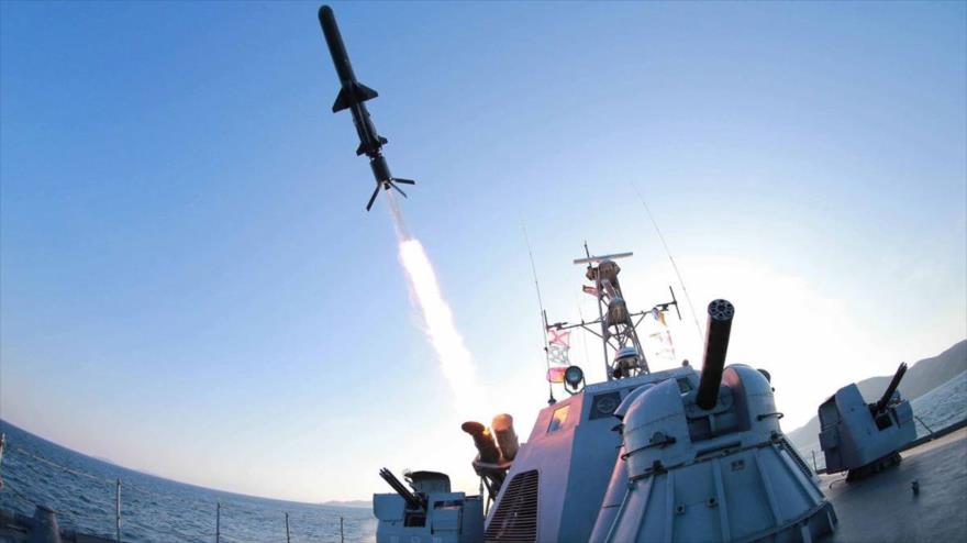 Un misil es disparado desde un buque durante la prueba de disparo de un nuevo tipo de misil de crucero antibuque que se equipará en las unidades navales del Ejército norcoreano.
