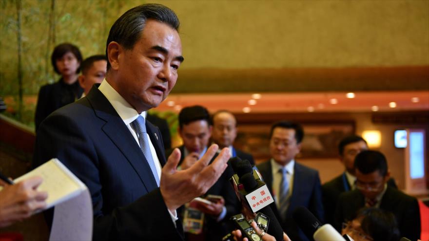 El canciller chino, Wang Yi, habla con la prensa en Manila (capital filipina), 7 de agosto de 2017.