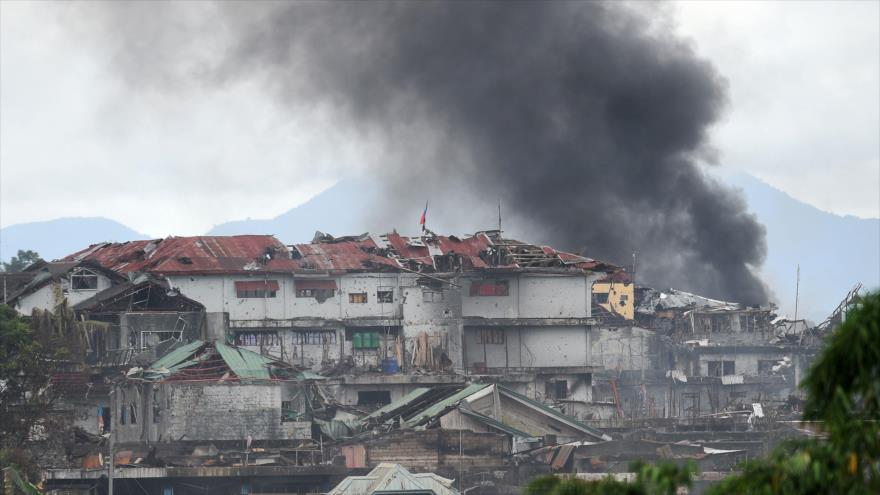 Columna de humo se eleva tras un ataque aéreo de las fuerzas filipinas contra las posiciones terroristas en Marawi, 22 de julio de 2017.