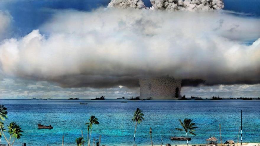 Foto coloreada muestra la detonación de una bomba nuclear de EE.UU. en las Islas Marshall en 1946.