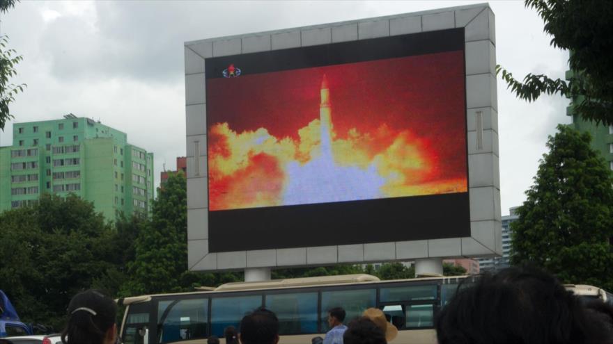 Lanzamiento de un misil balístico intercontinental (ICBM, en inglés) norcoreano mostrado en una gran pantalla en Pyongyang, 29 de julio de 2017.