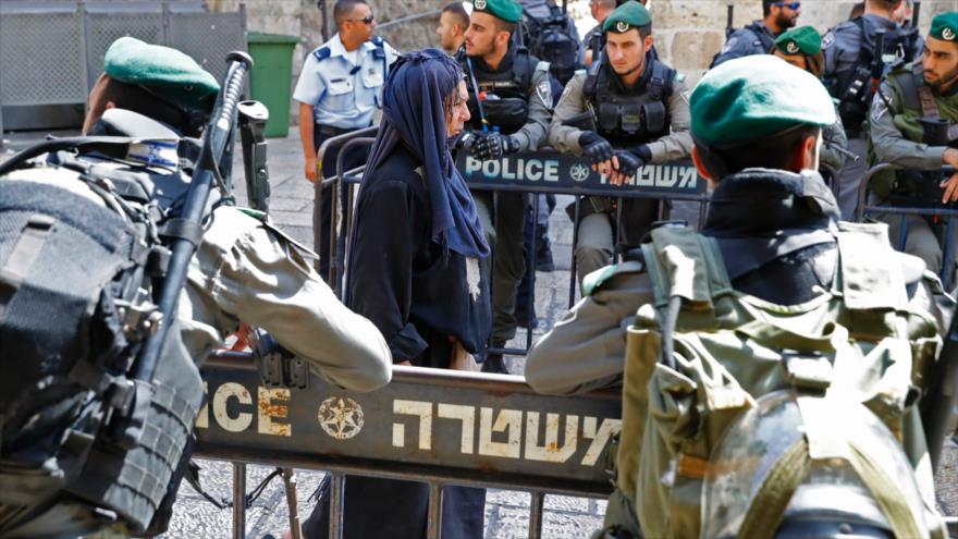 Fuerzas israelíes limitan el acceso a la Mezquita Al-Aqsa, en Al-Quds (Jerusalén), 28 de julio de 2017.