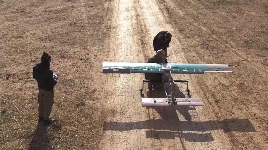 Terroristas de Daesh preparan el despegue de un avión no tripulado.