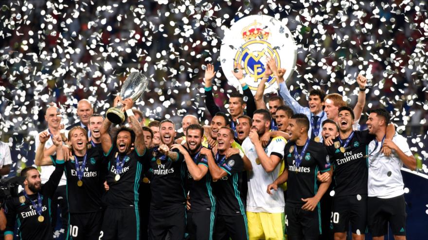 Los jugadores del Real Madrid celebran su victoria en final de la Supercopa de la UEFA en estadio de el Filip II Arena de Skopje, 8 de agosto de 2017.