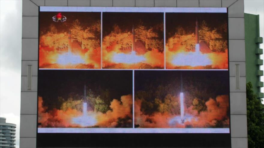 Una pantalla muestra la prueba de misiles ICBM en una plaza pública en Pyongyang, 29 de julio de 2017.