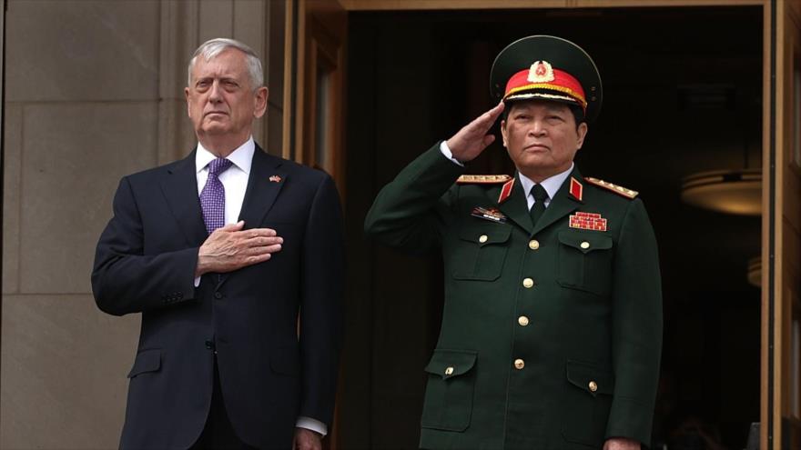 El secretario de Defensa de EE.UU., Jim Mattis (izda.), y su par vietnamita, Ngo Xuan Lich, en el Pentágono en Arlington de Virginia, 8 de agosto de 2017.