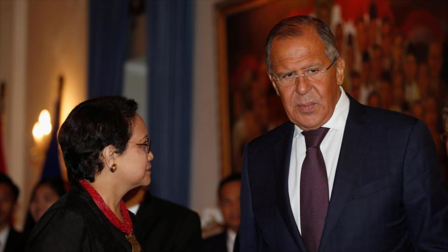 El ministro de Relaciones Exteriores de Rusia, Serguéi Lavrov (dcha.), junto a su homóloga de Indionesia, Retno Marsudi, en la oficina del Ministerio de Exteriores de Indonesia en Yakarta, 9 de agosto de 2017.