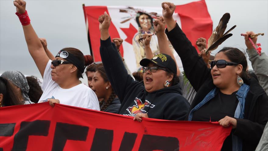 Nativos americanos protestan por la construcción de un proyecto de oleoductos en Dakota del Norte, en EE.UU.