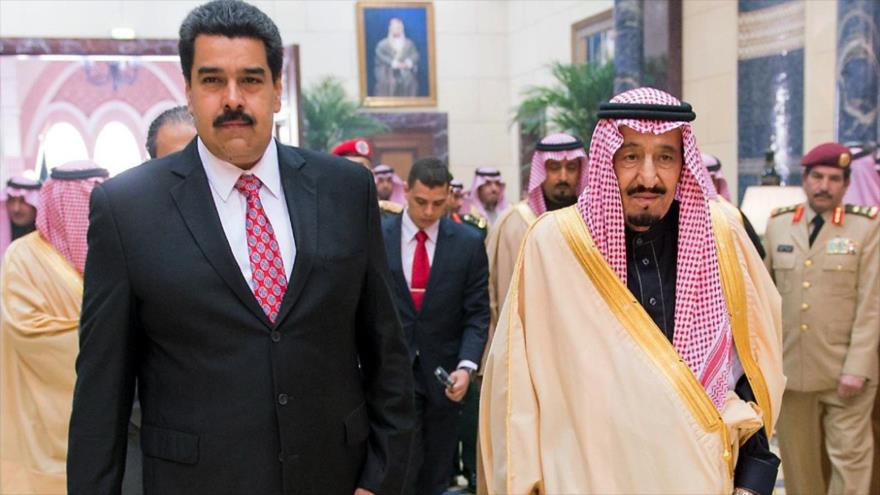 El rey saudí Salman bin Abdulaziz Al Saud (dcha.), camina junto al presidente venezolano, Nicolás Maduro, en Riad, 11 de enero de 2015.