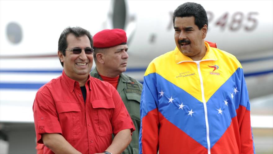 Adán Coromoto Chávez Frías (izda.), hermano del fallecido presidente venezolano Hugo Chávez, junto al presidente de Venezuela, Nicolás Maduro (dcha.).