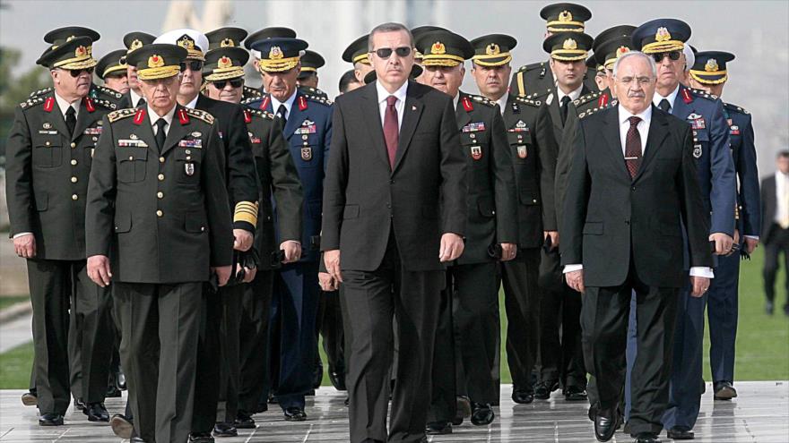 El presidente turco, Recep Tayyip Erdogan (centro), visita el Mausoleo de Mustafa Kemal Atatürk, 23 de marzo de 2014.