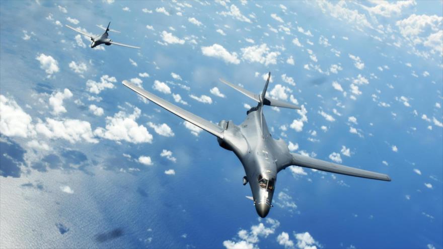 Dos bombarderos B-1B Lancer de EE.UU. despegaron desde su base en Guam para realizar ejercicios conjuntos con Japón y Corea del Sur, 1 de mayo de 2017.
