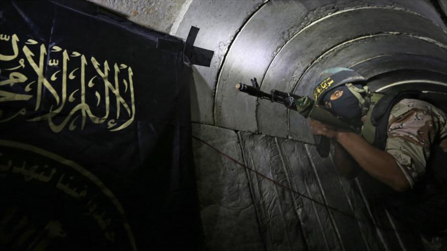 Un miembro de la Brigada de Al-Quds, brazo armado del Movimiento de Yihad Islámica Palestina en uno de los túneles en el sur de la Franja de Gaza.