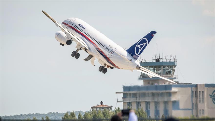 Un avión comercial ruso Sujoi Superjet 100 despega para un vuelo de exhibición en Zhukovsky, 18 de julio de 2017.