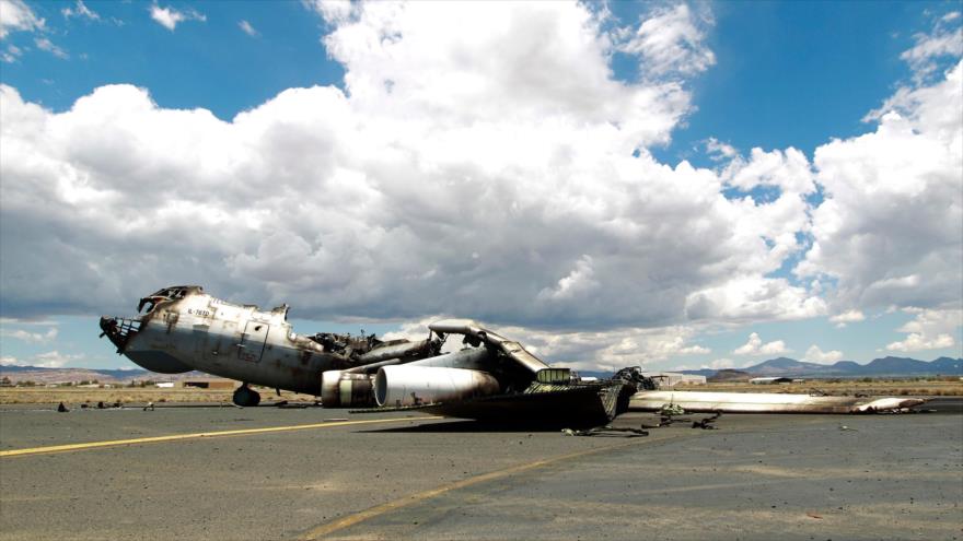 Restos de un avión en el cerrado Aeropuerto Internacional de Saná (capital yemení).