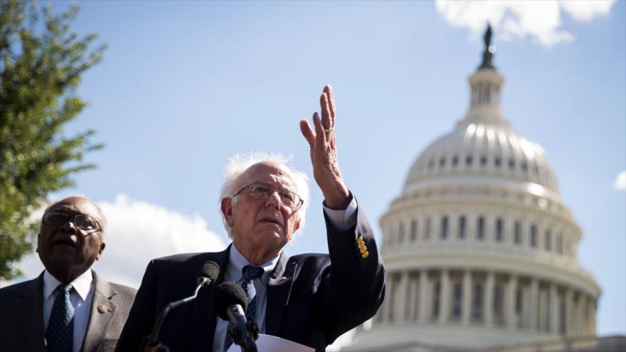 El senador demócrata Bernie Sanders pronuncia un discurso frente a la Casa Blanca, 26 de junio de 2017.