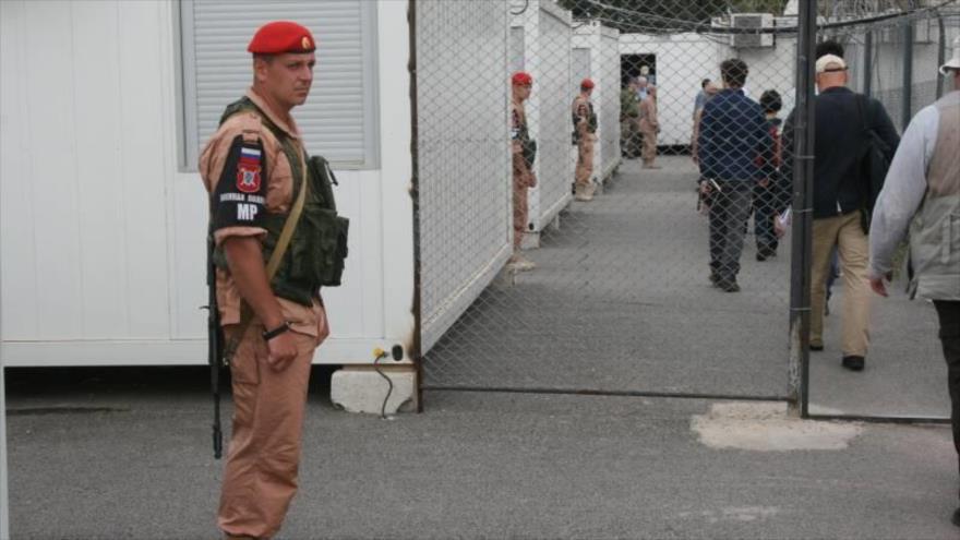 Un soldado ruso vigila el paso de los sirios en un puesto de control en Daraa, sur de Siria.