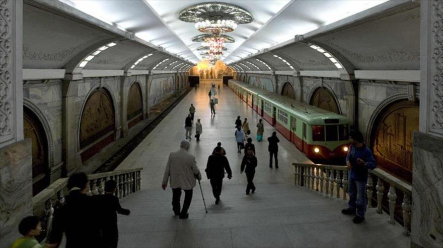 Una vista general del interior del metro de Pyongyang, en Corea del Norte.