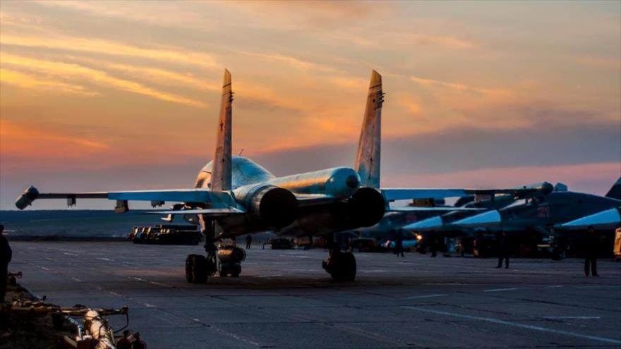 Un bombardero ruso Sujoi Su-34 se prepara para despegar de la base aérea de Hmeimim, en el noroeste de Siria.