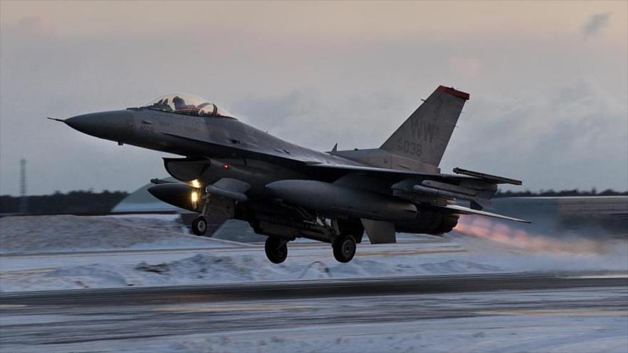 Un caza F-16 de la Marina de EE.UU. despegando desde la base aérea de Misawa, en el norte de Japón.