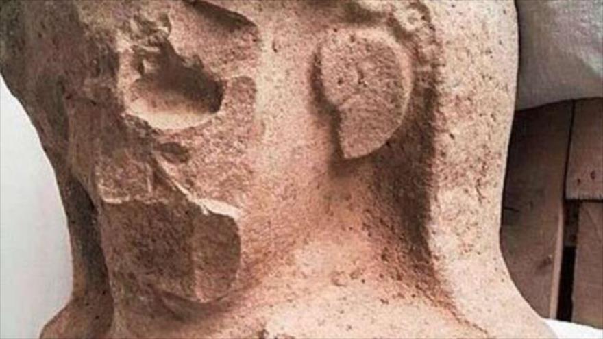 La cabeza de la figura parece haber sido desfigurada de manera ritualista.