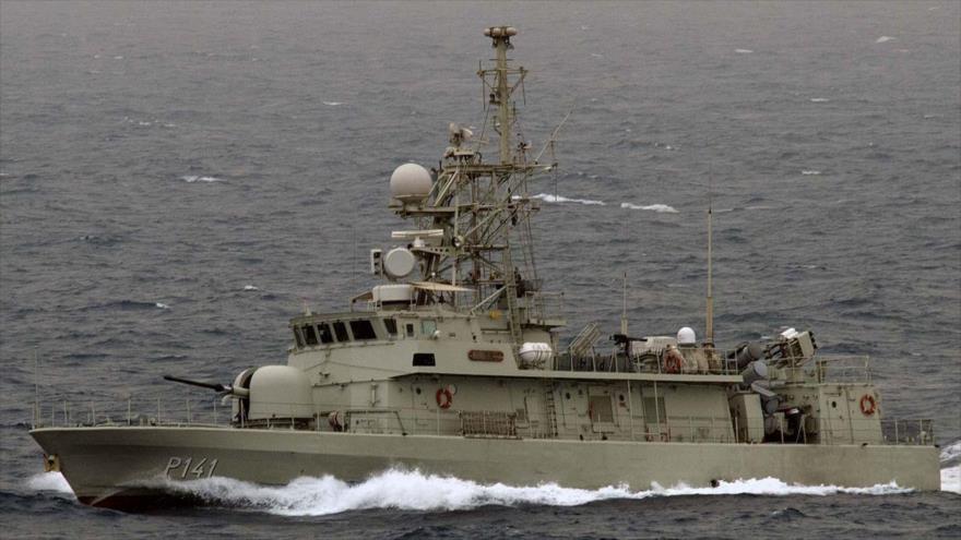 Un Mubarraz (P141) de la Fuerza Naval de Emiratos Árabes Unidos participa en maniobras militares.