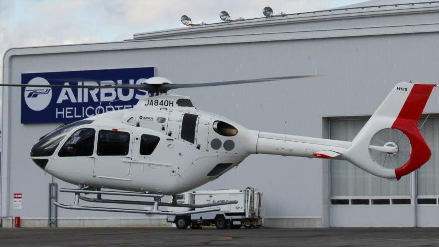 Un helicóptero H135 de Airbus que se utiliza para los servicios de emergencias médicas.