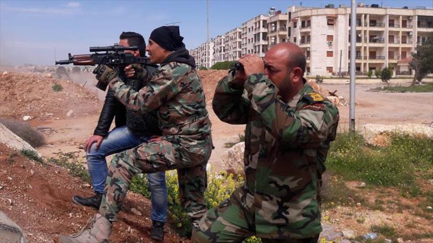 Integrantes del Ejército sirio en combates cerca de la ciudad de Damasco.