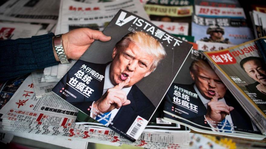 El presidente estadounidense, Donald Trump, en una portada de una revista en un kiosko de la ciudad china de Shanghái.
