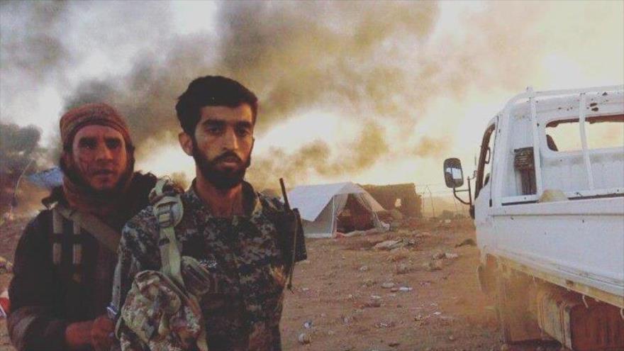 El combatiente voluntario iraní, Mohsen Hoyayai capturado por un miembro de la banda terrorista de Daesh en Siria.