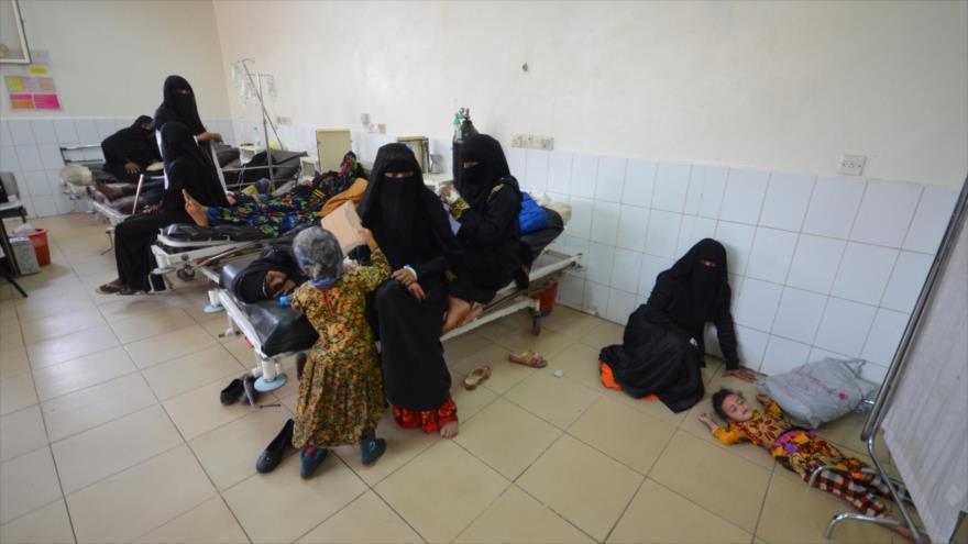 Yemeníes víctimas del cólera esperan recibir atención médica en el hospital de Saná.