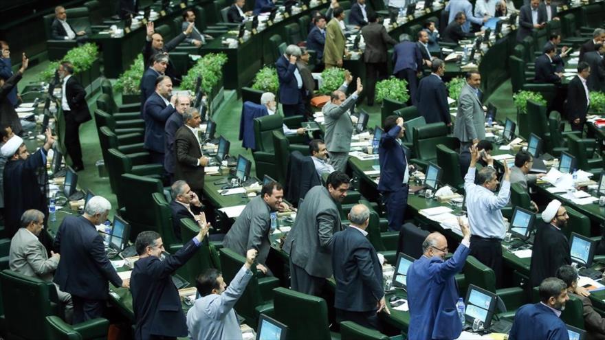 Diputados asisten a una sesión plenaria del Parlamento, en Teherán, capital iraní, 13 de agosto de 2017.