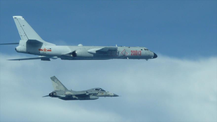 Un caza militar taiwanés AIDC F-CK-1 Ching-kuo (abajo) intercepta un bombardero chino de H-6K, 20 de julio de 2017.