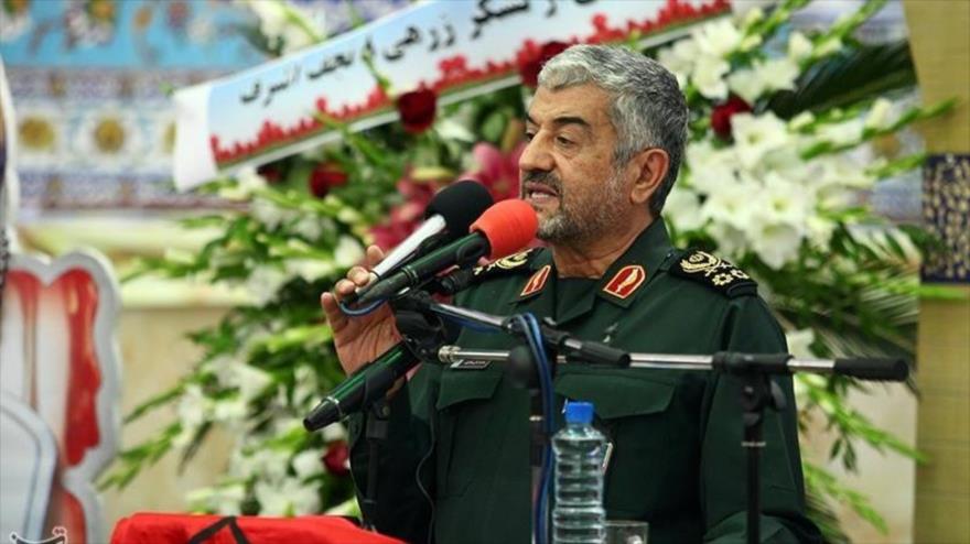 El comandante en jefe del CGRI ofrece un discurso en el acto de conmemoración del asesor militar caído mártir en Siria, 13 de agosto de 2017.