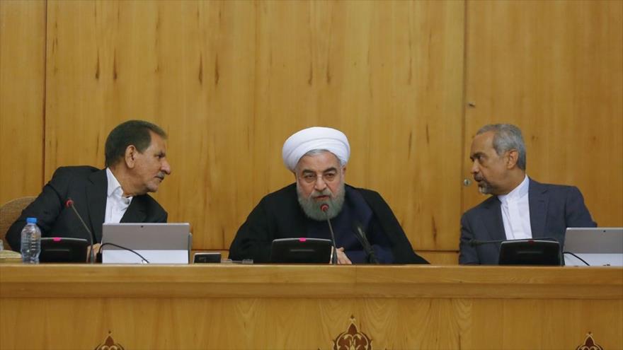 El presidente iraní, Hasan Rohani (centro), en una reunión celebrada en Teherán, capital persa, 13 de agosto de 2017.