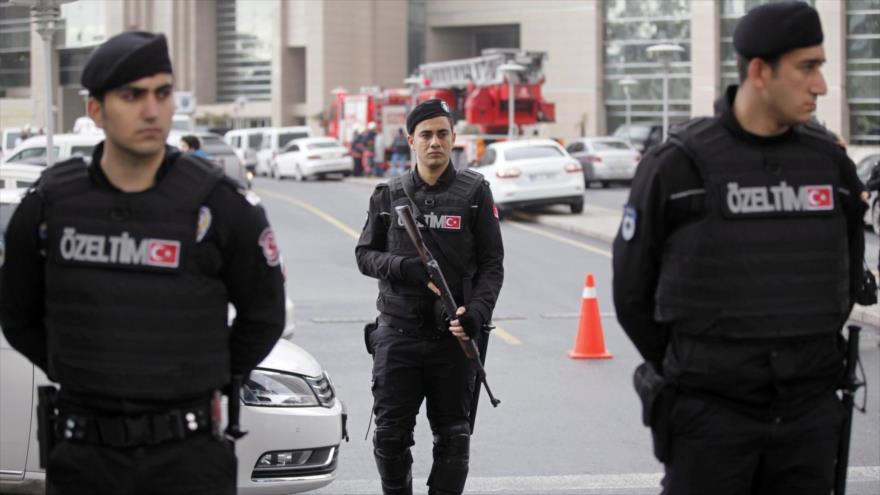 Agentes de la Policía de Estambul en una escena de crimen.