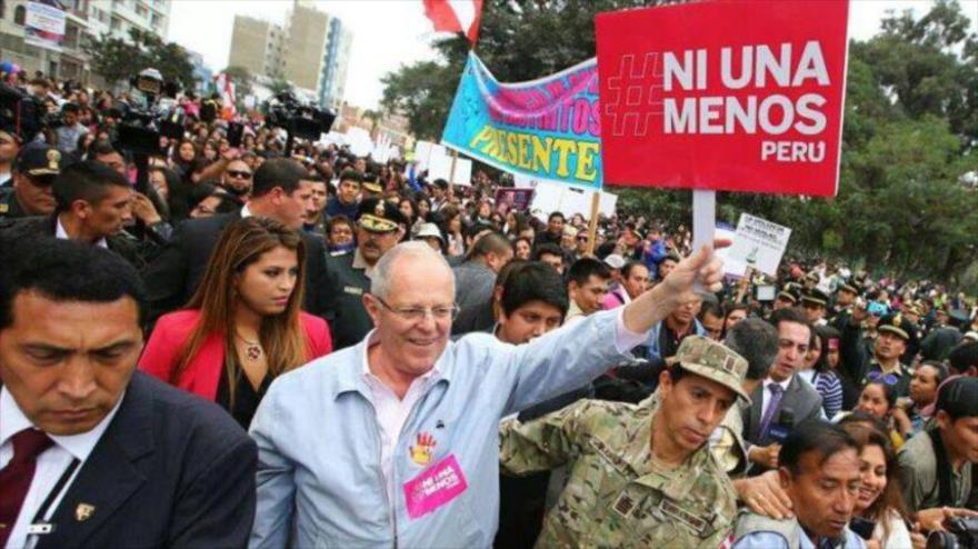 Peruanos piden fin de violencia de género al grito de ‘Ni una menos’