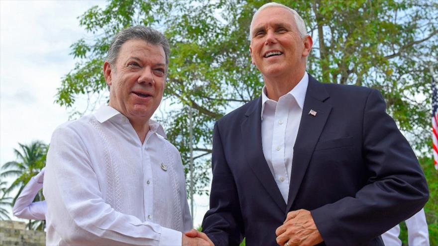 El presidente colombiano, Juan Manuel Santos (izda), y el vicepresidente estadounidense, Mike Pence, tras una reunión en Cartagena, 13 de agosto de 2017.